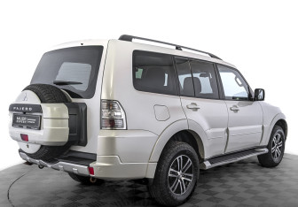 Подержанный автомобиль Mitsubishi Pajero 2014 года (5 фото)