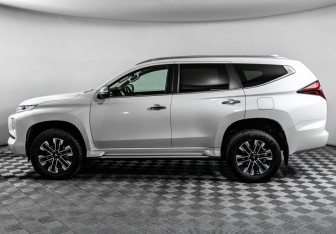 Подержанный автомобиль Mitsubishi Pajero Sport 2021 года (8 фото)