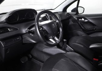 Подержанный автомобиль Peugeot 208 2013 года (15 фото)