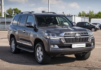 Подержанный автомобиль Toyota Land Cruiser Suv 2012 года (3 фото)