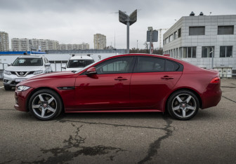 Подержанный автомобиль Jaguar XE 2018 года (8 фото)