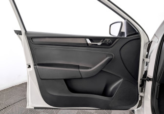 Подержанный автомобиль Skoda Rapid Liftback 2017 года (19 фото)