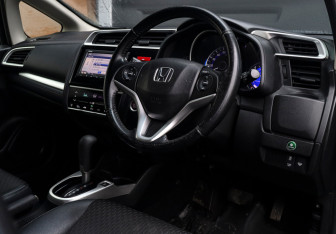 Подержанный автомобиль Honda Fit 2013 года (9 фото)