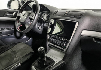 Подержанный автомобиль Skoda Octavia Liftback 2010 года (9 фото)