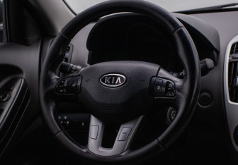 Подержанный автомобиль Kia Ceed Hatchback 2011 года (16 фото)