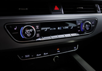Подержанный автомобиль Audi A4 Sedan 2020 года (17 фото)