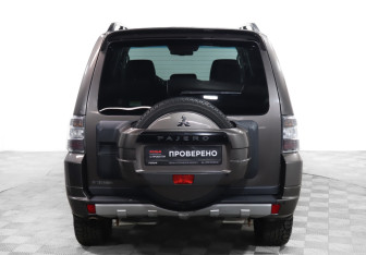 Подержанный автомобиль Mitsubishi Pajero 2012 года (6 фото)