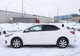 Подержанный автомобиль Toyota Corolla Sedan 2013 года (8 фото)