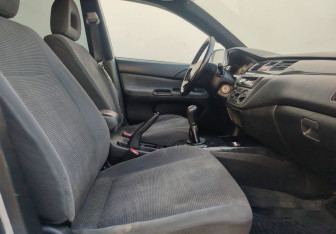 Подержанный автомобиль Mitsubishi Lancer Sedan 2005 года (10 фото)