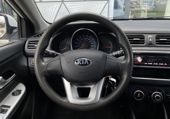 Подержанный автомобиль Kia Rio Hatchback 2015 года (14 фото)