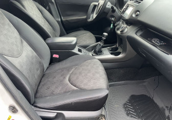 Подержанный автомобиль Toyota RAV4 2012 года (9 фото)