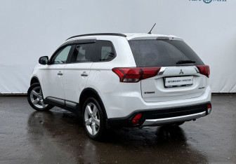 Подержанный автомобиль Mitsubishi Outlander 2012 года (7 фото)