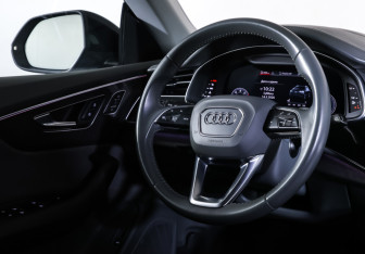 Подержанный автомобиль Audi Q8 2020 года (13 фото)