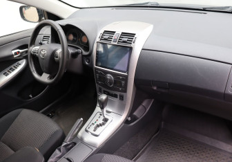 Подержанный автомобиль Toyota Corolla Sedan 2011 года (10 фото)