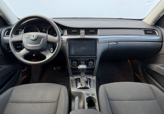Подержанный автомобиль Skoda Superb Liftback 2011 года (12 фото)