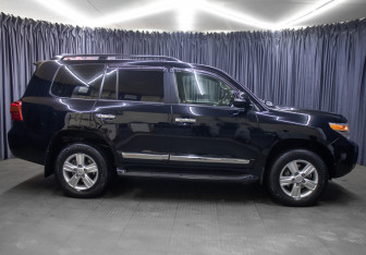 Подержанный автомобиль Toyota Land Cruiser Suv 2015 года (4 фото)