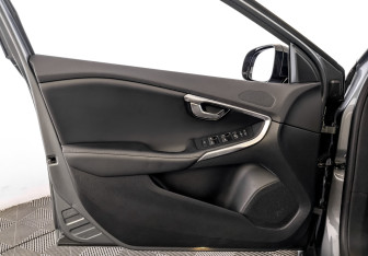 Подержанный автомобиль Volvo V40 Hatchback 2019 года (19 фото)