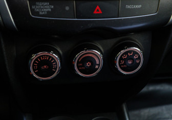 Подержанный автомобиль Mitsubishi ASX 2012 года (13 фото)