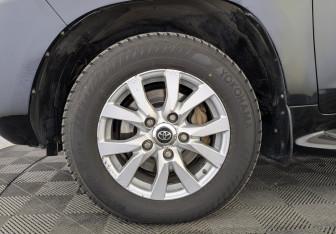 Подержанный автомобиль Toyota Land Cruiser Suv 2016 года (12 фото)
