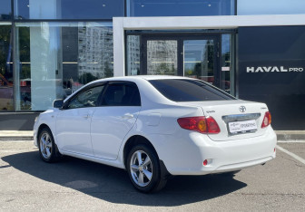 Подержанный автомобиль Toyota Corolla Sedan 2008 года (7 фото)