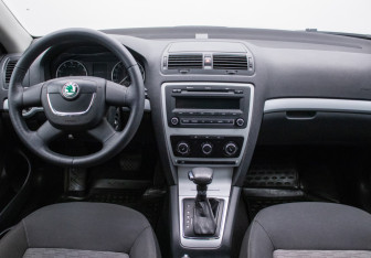 Подержанный автомобиль Skoda Octavia Liftback 2010 года (13 фото)