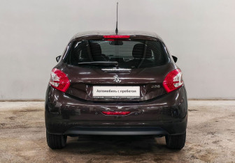 Подержанный автомобиль Peugeot 208 2013 года (6 фото)