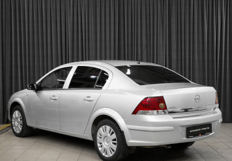 Подержанный автомобиль Opel Astra Sedan 2011 года (7 фото)