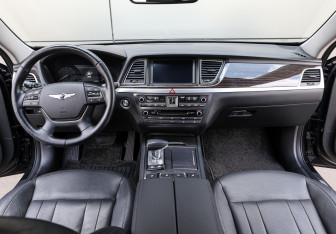 Подержанный автомобиль Genesis G80 2018 года (14 фото)