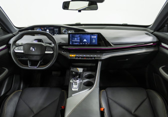 Подержанный автомобиль Changan UNI-V 2023 года (14 фото)