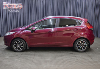 Подержанный автомобиль Ford Fiesta Hatchback 2011 года (8 фото)