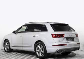 Подержанный автомобиль Audi Q7 2015 года (7 фото)