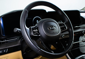 Подержанный автомобиль Kia Carnival 2020 года (15 фото)