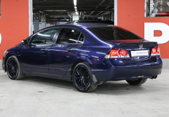 Подержанный автомобиль Honda Civic Sedan 2010 года (7 фото)