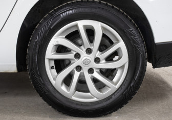 Подержанный автомобиль Renault Fluence 2016 года (25 фото)