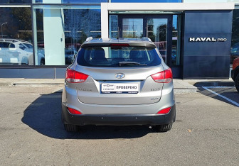 Подержанный автомобиль Hyundai ix35 2011 года (6 фото)