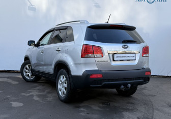 Подержанный автомобиль Kia Sorento 2012 года (7 фото)