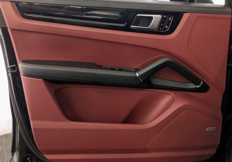 Подержанный автомобиль Porsche Cayenne 2018 года (19 фото)