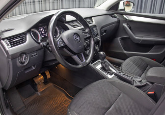 Подержанный автомобиль Skoda Octavia Liftback 2016 года (16 фото)