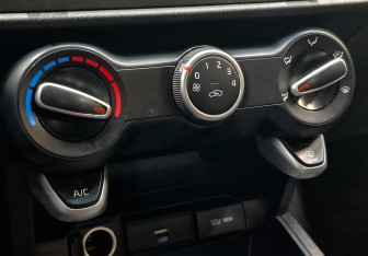 Подержанный автомобиль Kia Rio Hatchback 2021 года (19 фото)