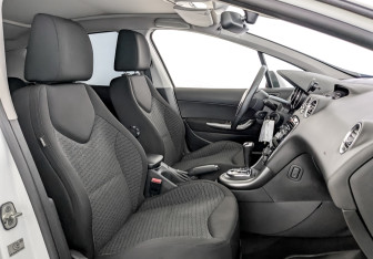 Подержанный автомобиль Peugeot 308 Hatchback 2011 года (23 фото)