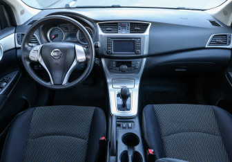 Подержанный автомобиль Nissan Tiida Hatchback 2015 года (14 фото)