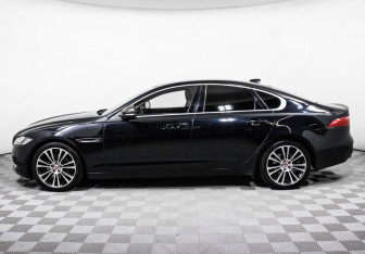 Подержанный автомобиль Jaguar XF Sedan 2017 года (8 фото)