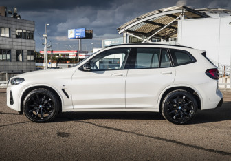 Подержанный автомобиль BMW X3 2022 года (8 фото)