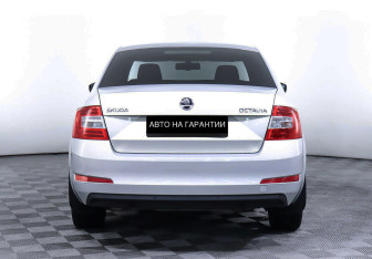 Подержанный автомобиль Skoda Octavia Liftback 2015 года (5 фото)