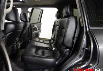 Подержанный автомобиль Toyota Land Cruiser Suv 2011 года (8 фото)
