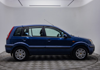 Подержанный автомобиль Ford Fusion 2006 года (4 фото)