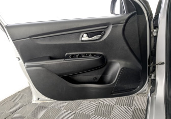 Подержанный автомобиль Kia Rio Hatchback 2021 года (19 фото)