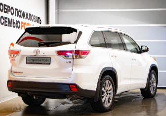 Подержанный автомобиль Toyota Highlander 2014 года (4 фото)