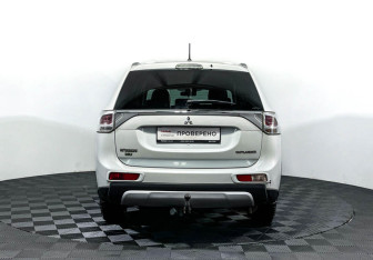 Подержанный автомобиль Mitsubishi Outlander 2014 года (6 фото)
