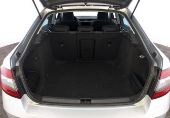 Подержанный автомобиль Skoda Octavia Liftback 2019 года (10 фото)